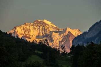 Goldenes Abendlicht in den Alpen